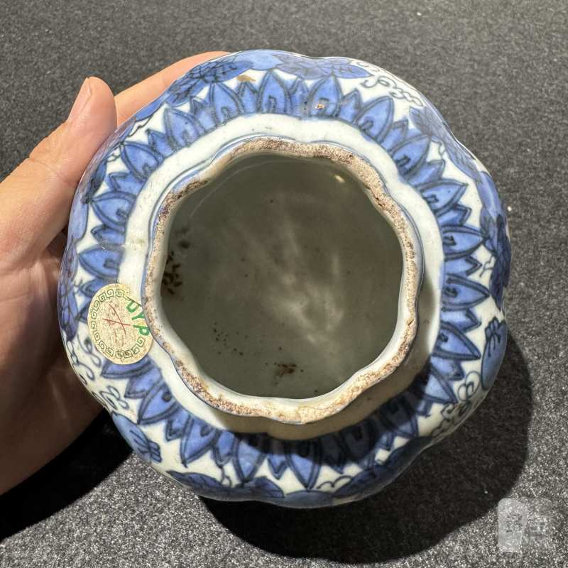 明万历 青花福禄万代纹瓜棱罐 - 图6